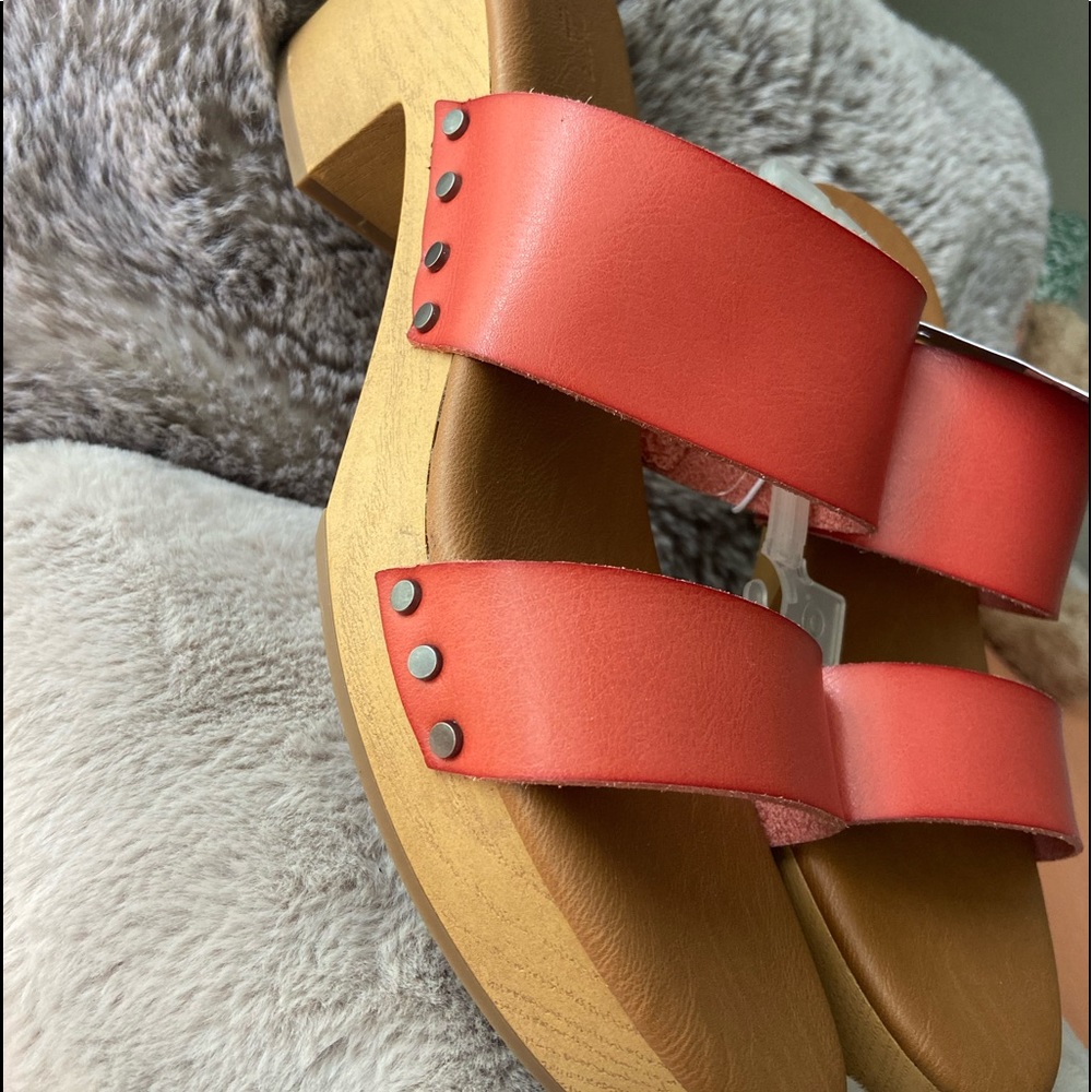 NWT Universal Thread (coral) heeled clogs size 11